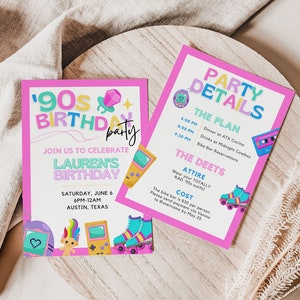 Pu&ograve; includere: Due inviti rosa e blu per una festa di compleanno a tema anni '90. Il primo invito dice "90s Birthday Party" con un gioiello rosa e blu e stelle. Il secondo invito dice "Party Details" con un elenco di dettagli della festa, tra cui l'ora, il luogo e l'abbigliamento. Entrambi gli inviti presentano grafica a tema anni '90 come pattini a rotelle, un Game Boy e una bambola troll.