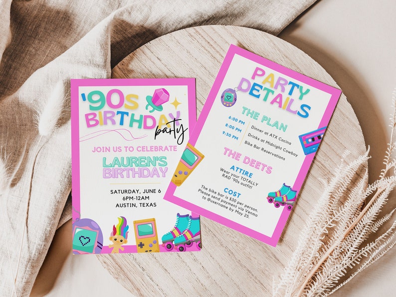 Pu&ograve; includere: Due inviti rosa e blu per una festa di compleanno a tema anni '90. Il primo invito dice "90s Birthday Party" con un gioiello rosa e blu e stelle. Il secondo invito dice "Party Details" con un elenco di dettagli della festa, tra cui l'ora, il luogo e l'abbigliamento. Entrambi gli inviti presentano grafica a tema anni '90 come pattini a rotelle, un Game Boy e una bambola troll.