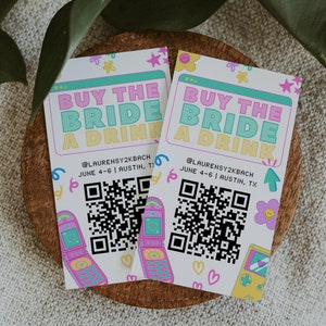 Peut inclure: Deux cartes colorées avec le texte "Buy the Bride a Drink" et un code QR. Les cartes ont un style rétro des années 90 avec un schéma de couleurs rose et jaune et un graphique de téléphone de dessin animé.