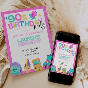 Pu&ograve; includere: Un invito a una festa di compleanno rosa e blu con il testo "90s Birthday Party" e "Join us to celebrate Lauren's Birthday". L'invito presenta una bambola troll arcobaleno, una console per videogiochi e pattini a rotelle.
