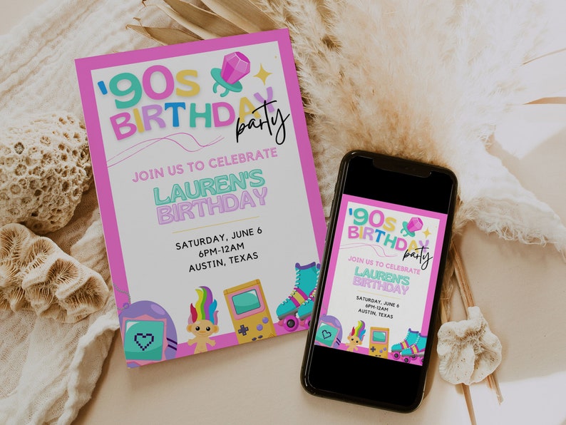 Pu&ograve; includere: Un invito a una festa di compleanno rosa e blu con il testo "90s Birthday Party" e "Join us to celebrate Lauren's Birthday". L'invito presenta una bambola troll arcobaleno, una console per videogiochi e pattini a rotelle.