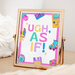 Peut inclure: Une pancarte rose et blanche avec le texte "Ugh, As If!" en lettres colorées. La pancarte est décorée de graphismes sur le thème des années 90, notamment un poupon troll, une cassette audio, une console de jeu, des rollers, une disquette et un cube Rubik.
