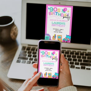 Pu&ograve; includere: Un invito a una festa di compleanno rosa e blu con il testo "90s Birthday Party" e "Join us to celebrate Lauren's Birthday". L'invito include anche una data, un'ora e un luogo. L'invito &egrave; visualizzato su un laptop e uno smartphone.