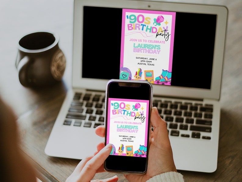 Pu&ograve; includere: Un invito a una festa di compleanno rosa e blu con il testo "90s Birthday Party" e "Join us to celebrate Lauren's Birthday". L'invito include anche una data, un'ora e un luogo. L'invito &egrave; visualizzato su un laptop e uno smartphone.