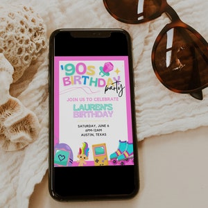 Pu&ograve; includere: Un invito digitale rosa e blu per una festa di compleanno a tema anni '90. L'invito presenta il testo "90s Birthday Party" e include i dettagli della festa, tra cui la data, l'ora e la posizione. L'invito presenta anche una variet&agrave; di grafica a tema anni '90, come una bambola troll, un Game Boy e pattini a rotelle.