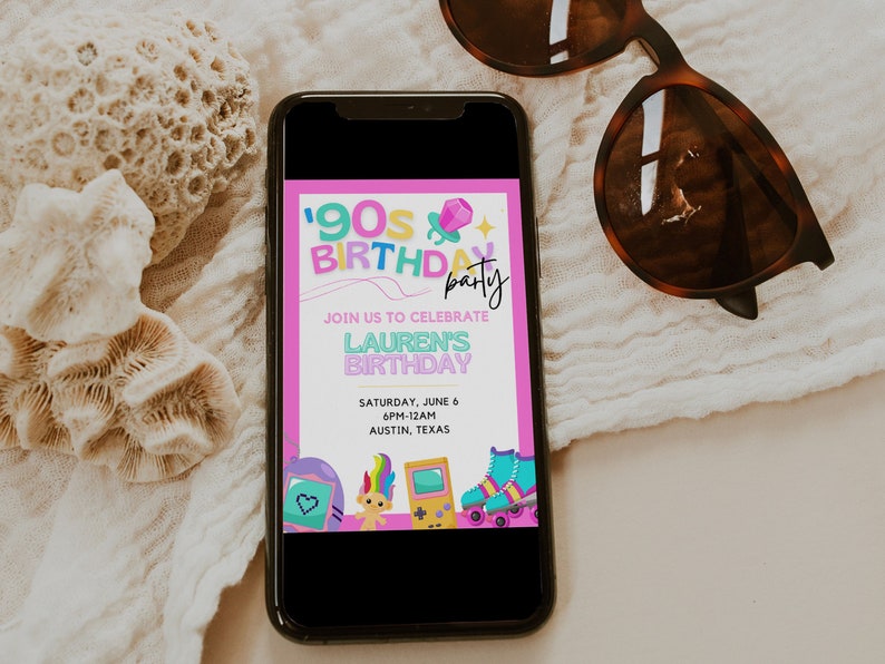 Pu&ograve; includere: Un invito digitale rosa e blu per una festa di compleanno a tema anni '90. L'invito presenta il testo "90s Birthday Party" e include i dettagli della festa, tra cui la data, l'ora e la posizione. L'invito presenta anche una variet&agrave; di grafica a tema anni '90, come una bambola troll, un Game Boy e pattini a rotelle.