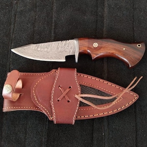 Bellissimo coltello da scuoiatura fatto a mano, coltello da scuoiatura originale in acciaio damasco, manico in legno di rosa, coltello da caccia, regalo di compleanno