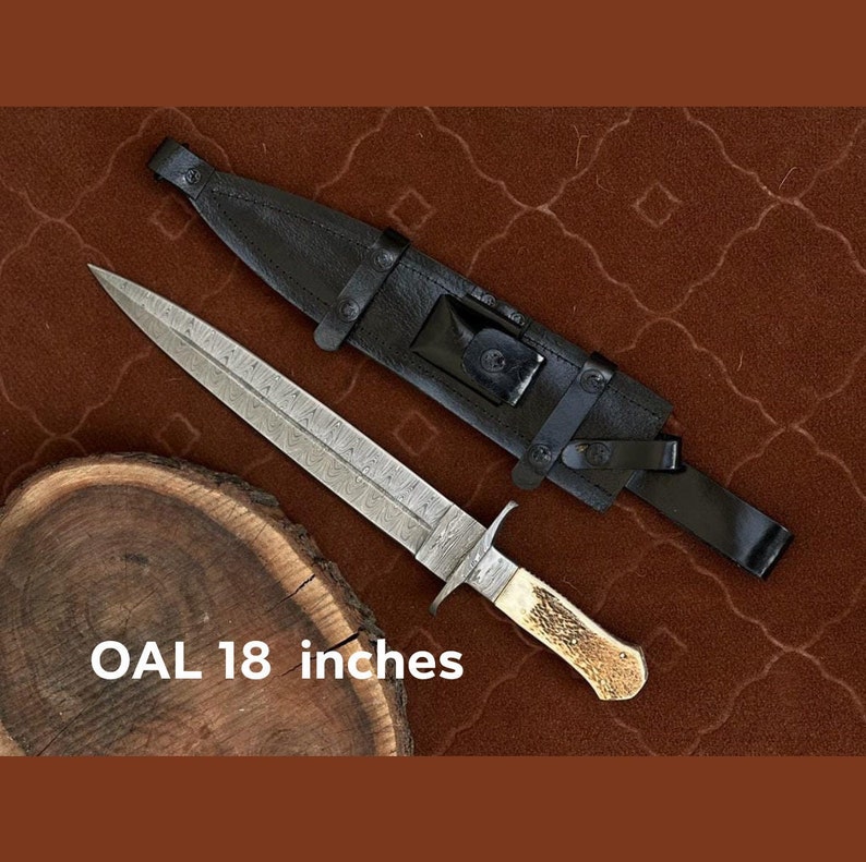 K&ouml;nnte beinhalten: Ein silbernes Messer mit einer gemusterten Klinge und einem braunen Griff. Das Messer ist 45,7 cm lang und wird mit einer schwarzen Lederscheide geliefert.