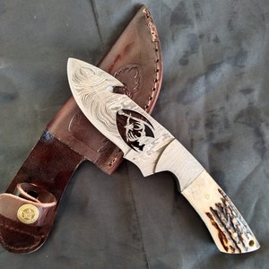 Häutmesser mit Guthaken, Griff aus Hirschgeweih, individuelles Design aus Damast-Stahl, Sonderanfertigung, Geschenk für den Mann oder Vater.