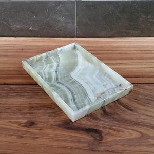 Bricka i grön onyxsten, smyckesfat i naturlig onyx, uppsamlingsbricka, badrumsorganisatör, parfymbricka, soffbordsdekor, lyxgåva