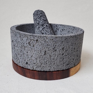 Molcajete auténtico de 8" con base de madera, piedra volcánica de lava, mortero y maja.