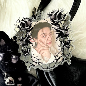 Soporte para tarjetas fotográficas de acrílico Kpop: llavero con temática de Thorny Black Rose para tarjetas fotográficas, juegos de cartas coleccionables y fotos pequeñas