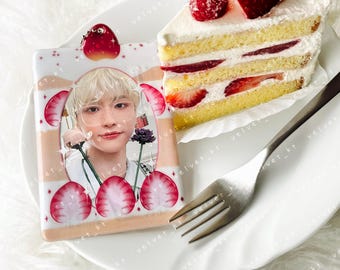 Kpop Photocard Holder - Strawberry Shortcake key chain for photocards, trading card games, small photos