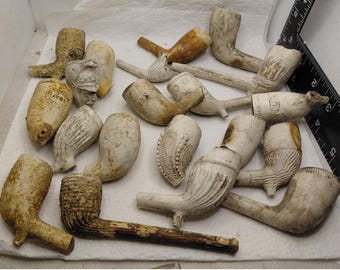 Grupo mixto de pipas de arcilla victorianas del área de Newcastle, cuencos y boquillas A