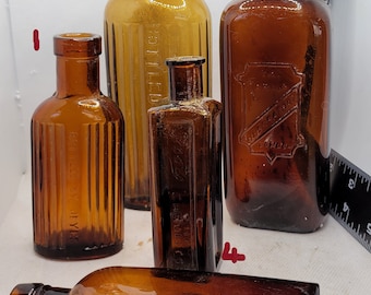 Gemischte Gruppe von Haushalts- und Giftflaschen aus edwardianischem Bernsteinglas