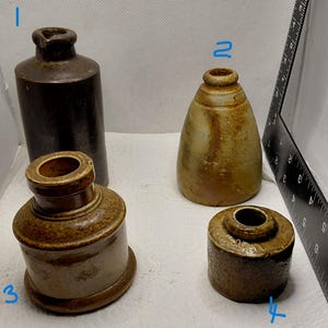 Viktoriansk/edvardiansk blandad kräm-/saltglasyr stengodsfärger flaskgrävningsfynd