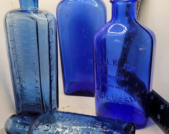 Gemischte Gruppe von edwardianischen kobaltblauen Glasgift-Haushaltsmedizin-Heilungsflaschen
