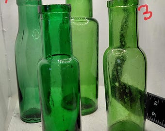 Grupo mixto de botellas de aceitunas y alcaparras de vidrio verde eduardiano