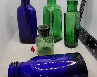 Groupe mixte de bouteilles de remède contre les poisons pour médicaments ménagers en verre vert édouardien