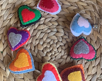 Filzherzen Bunte Wanddekoration (gefüllt - 7 Herzen), Filz-Wanddekoration, Herz-Dekoration, Herz-Girlande