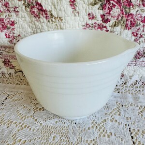 Vintage Small Pyrex Milk Glass Mixing Bowl With Spout.
