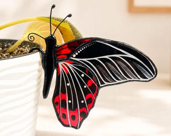 Roter Mormonen-Schmetterling-Buntglas-Blumentopfclip. Tropische Zimmerpflanzen Dekor. Insekt Geschenk