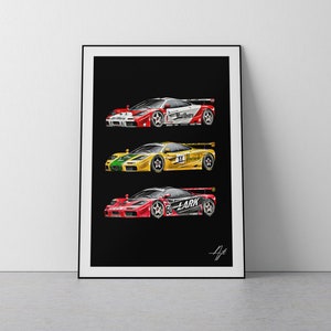 Könnte beinhalten: Ein Schwarzweißdruck von drei McLaren F1 GTR Rennwagen. Das oberste Auto ist rot und weiß mit dem Text "Castrol" an der Seite. Das mittlere Auto ist gelb und grün mit dem Text "Mobil 1" an der Seite. Das unterste Auto ist rot mit dem Text "Lark" an der Seite.
