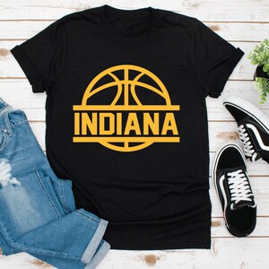 Könnte beinhalten: Schwarzes T-Shirt mit einer gelben Basketballgrafik und dem Wort "INDIANA" in der Mitte.