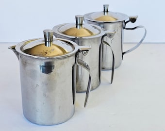 Vintage roestvrijstalen melkkannetjes set van 3, Japanse MCM Mid Century Modern stijl.
