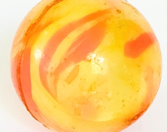 Pelota saltarina vintage amarilla con remolinos naranjas, juguete retro de bolsillo de 3,17 cm de alto rebote, fabricada en China.