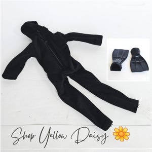 Könnte beinhalten: Schwarzer Kapuzen-Overall mit Frontreißverschluss und ein Paar schwarze Flossen. Der Overall hat lange Ärmel und Beine. Die Flossen befinden sich in einem separaten Einsatz. Der Text "Shop Yellow Daisy" steht unten.