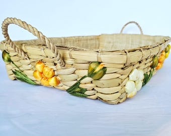 Cacerola vintage de mimbre con cesta bordada de rafia floral estilo boho para la cocina.