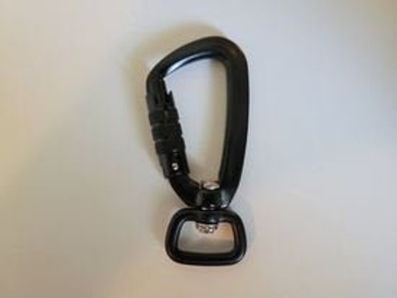 Leash with cheap locking carabiner