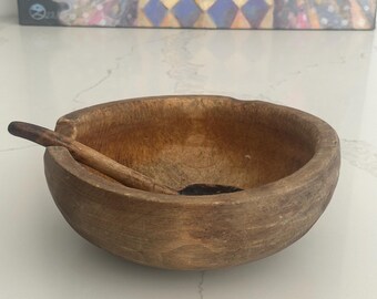 Antieke houten boerderijkom met pollepel – rustieke handgesneden houten kom, primitief keukendecor, vintage boerderij