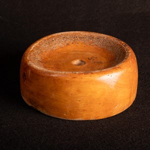 Houten fabriekshoedvorm, hoedenblok, hoedenvorm, hoedenmaker, massief houten hoedenblok, houten kopvorm,
