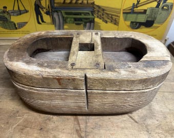 Molde antiguo de madera para cestas – Forma de tejido artesanal, herramienta rústica para cestería, objeto de colección de arte popular y taller.