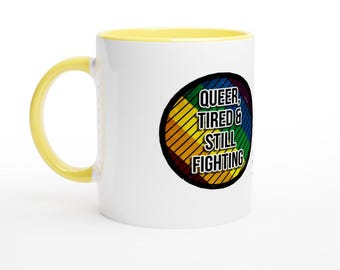 Queer, Müde und Still kämpfende Stolz-Flagge 11 Unzen Keramikbecher - lebendige Farben im Inneren