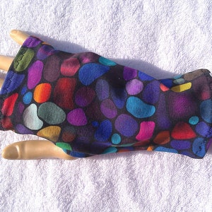 Pebble colorful cotton jersey neurodermatitis, eczema, sun protection, light cuffs, thumb hole, stones, red, green, blue, yellow, black große Steine