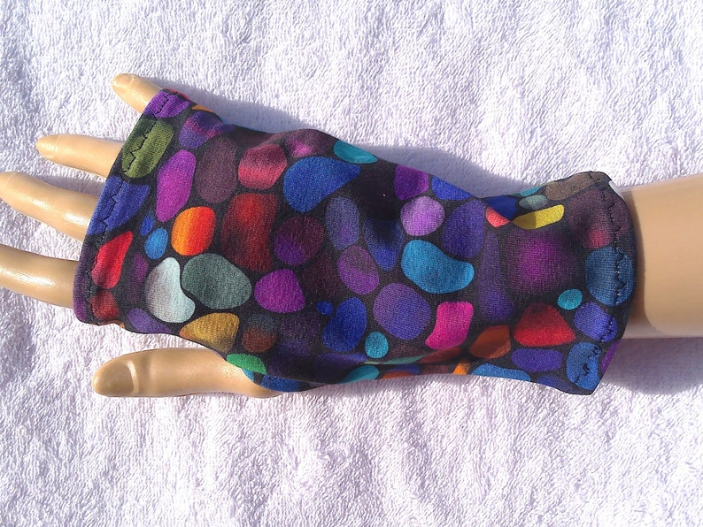 Pebble colorful cotton jersey neurodermatitis, eczema, sun protection, light cuffs, thumb hole, stones, red, green, blue, yellow, black große Steine