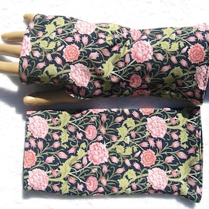 William Morris Tulip, cuffs, fingerless gloves, thumb hole, blue, OekoTex jersey, organic interlock, mittens, Art Nouveau, Art Noveau