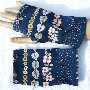 OekoTex jersey, neurodermatitis, eczema, sun protection, summer cuffs, light cuffs, short, thumb hole, blue, leaves, fingerless gloves