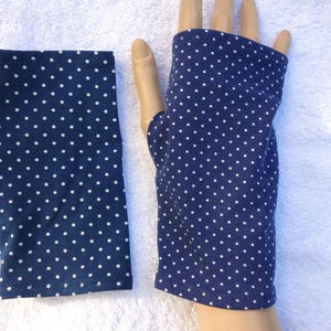 blue, dots, Oekotex jersey, neurodermatitis, eczema, lightweight cuffs, thumb hole, fingerless gloves, summer cuffs, dots, white