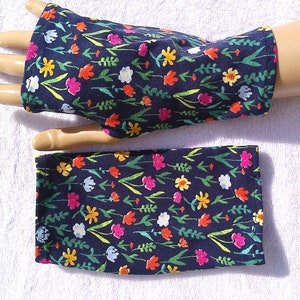 Flowers, Oekotex jersey, neurodermatitis, eczema, light cuffs, thumb hole, fingerless gloves, summer cuffs, blue, colorful
