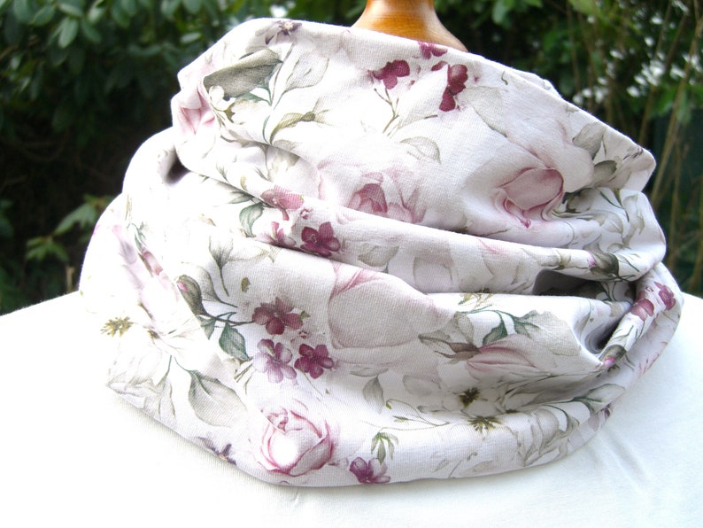 Shabby chic, Rosalie, Rosen, Aquarell, romantisch, Loop, Schal, Jersey, Blumen, floral, Rosenblüten und Blätter Bild 7