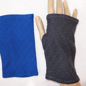 Organic fine knit Ajour graphite intense blue cuffs, wrist warmers, organic cotton, openwork pattern, thumb hole, eczema, neurodermatitis, Mind the maker