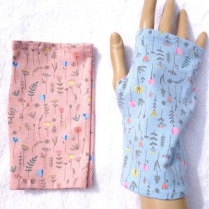 Flowers, Oekotex jersey, neurodermatitis, eczema, lightweight cuffs, thumb hole, fingerless gloves, summer cuffs, pink, light blue