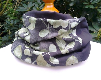 Large écharpe à boucle en viscose/jersey biologique Infinityscarf en sergé de viscose imprimé BLOW LEAF, feuilles en menthe sur noir, Mind the Maker