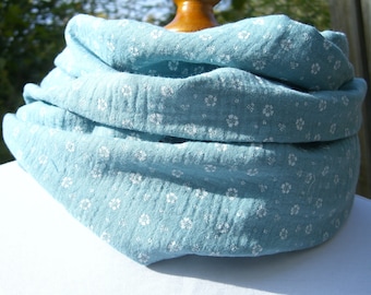 fleur turquoise boucle écharpe mousseline foulard infini fleurs éparpillées blanc turquoise