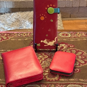 Tres Carteras De Cuero Rojo Vintage Con Diferentes Características. Vendido como un lote.