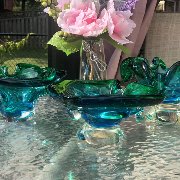 Chalet Lorraine Mid-Century en verre artistique bicolore aigue-marine et bleu de taille moyenne (vendus séparément)